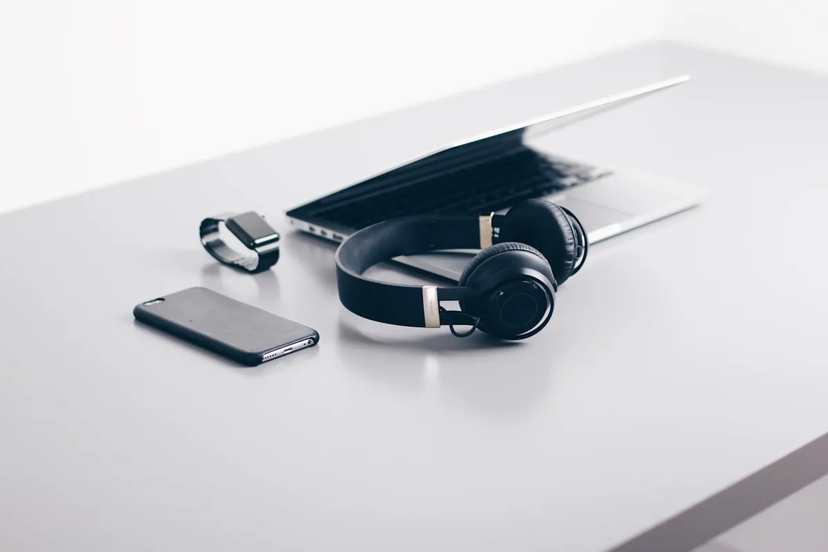 Electronic devices and accessories arranged for comparison