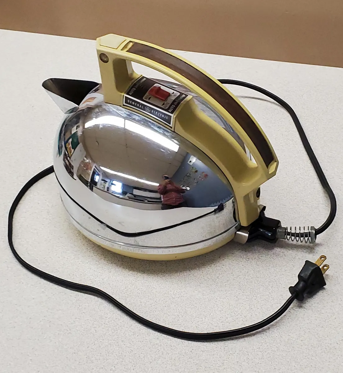 A stainless steel electric kettle