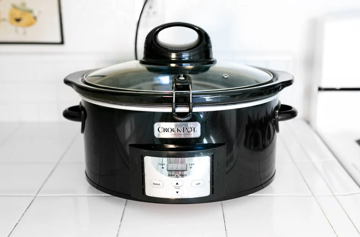 A six-quart slow cooker with a glass lid