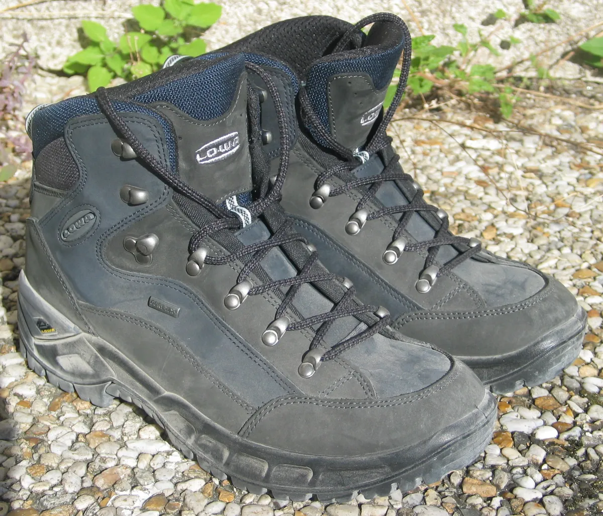 Low-cut hiking shoes with lugged rubber outsoles