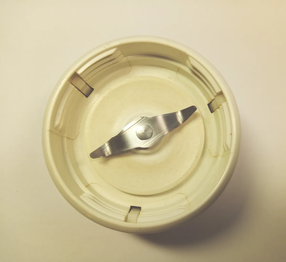 Close view of a blender blade assembly