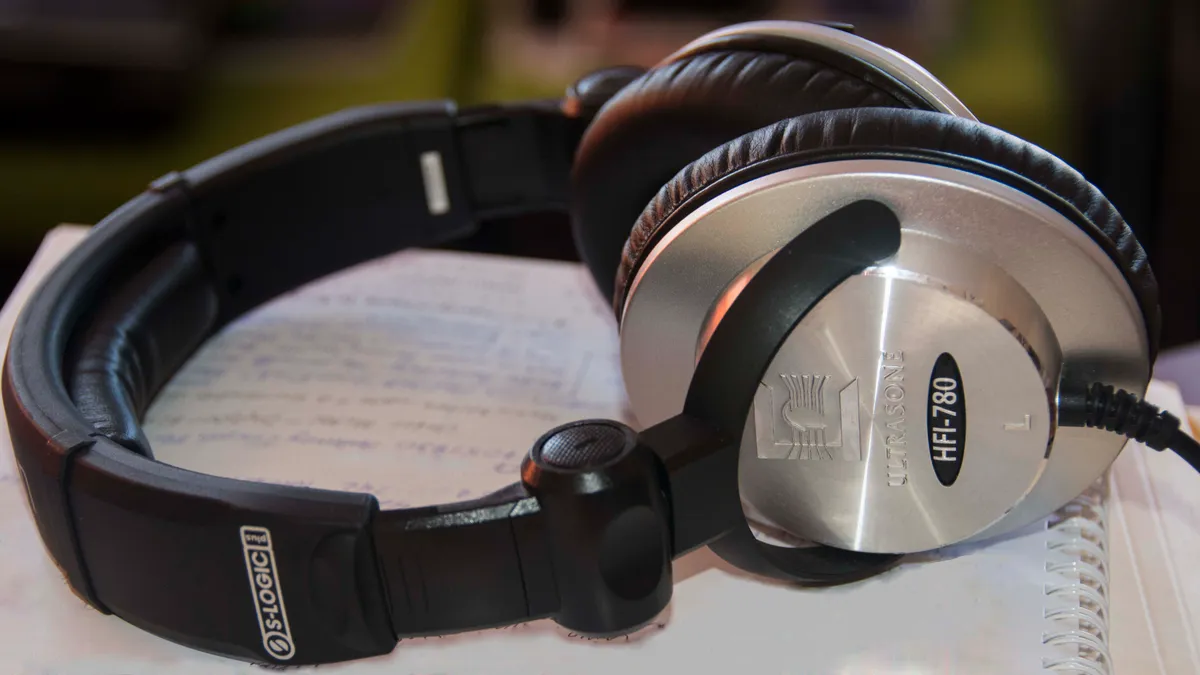 Studio monitoring headphones with large circumaural ear cups