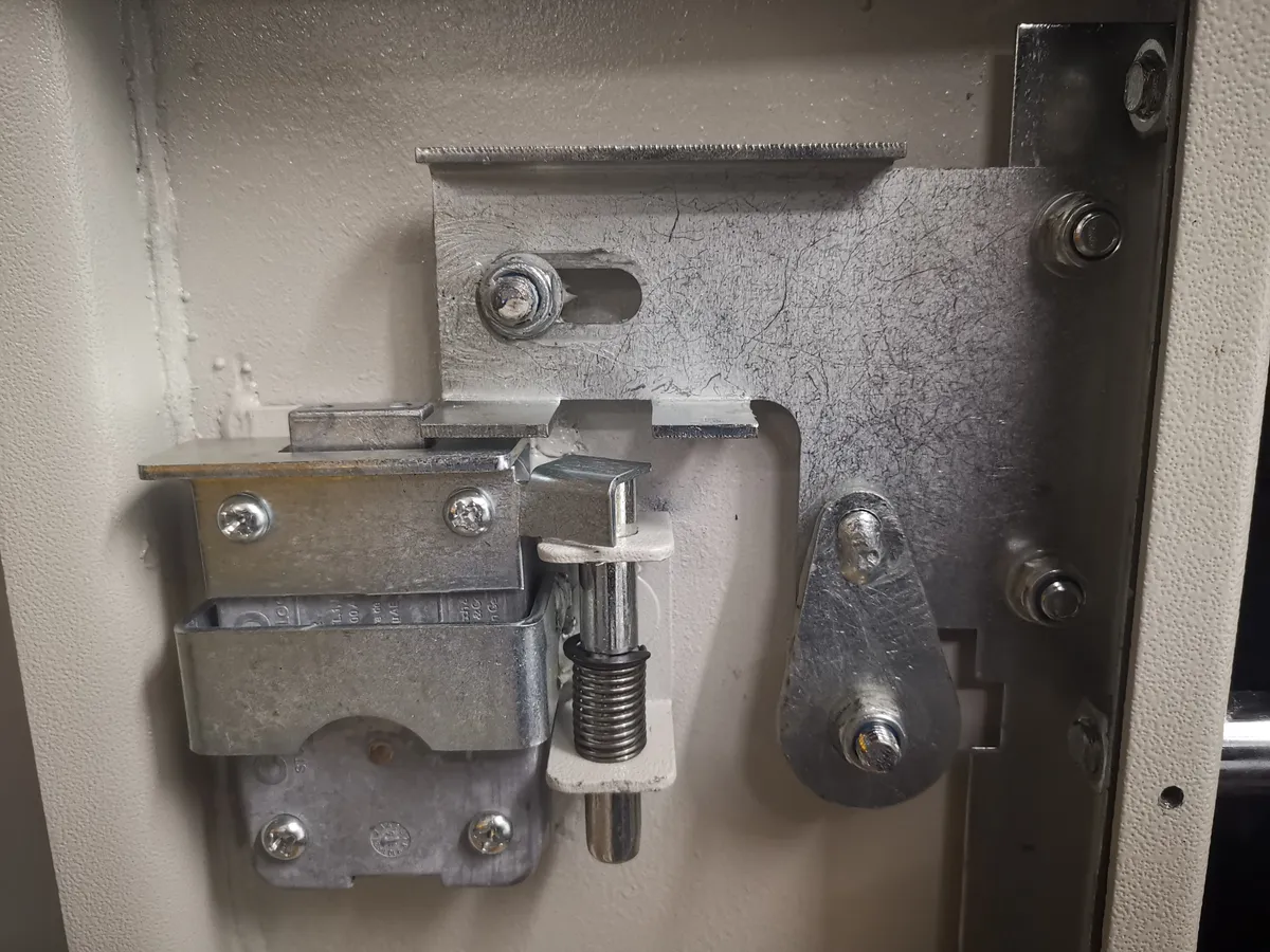 The internal relocking mechanism of a safe