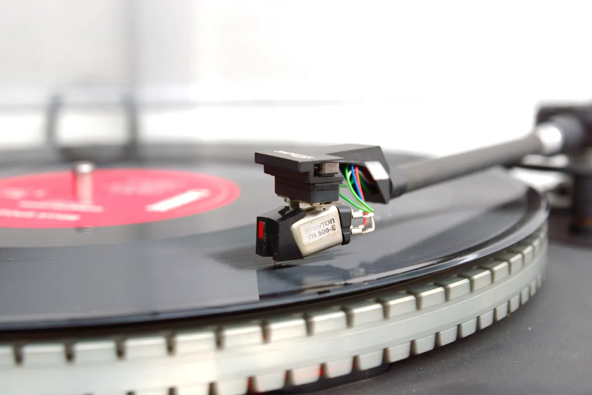 Thorens TD-115 turntable with tonearm and platter visible, a mid-range belt-drive deck