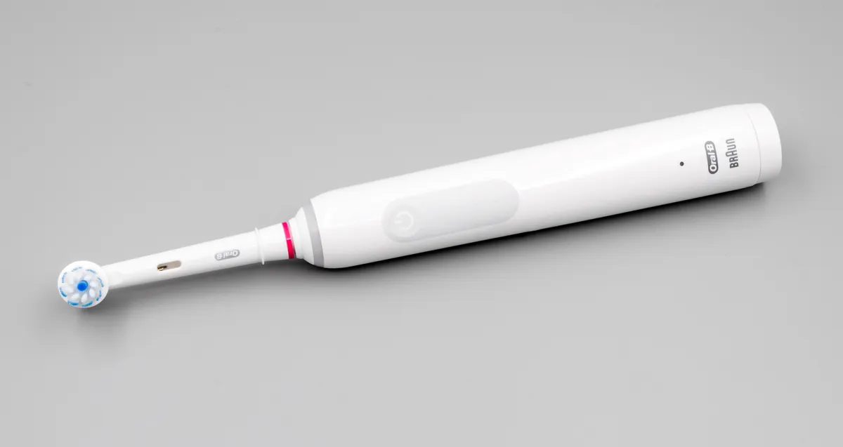 An electric toothbrush handle with brush heads