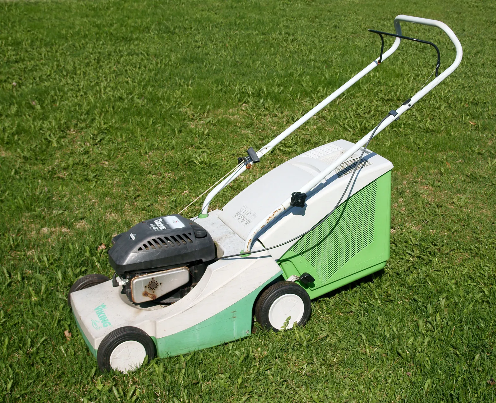 Lawn Mower Buying Guide: Match the Machine to the Garden