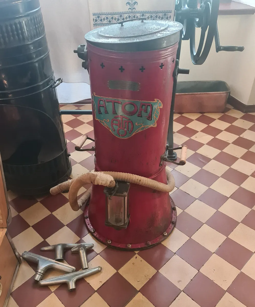 A compact mechanical vacuum cleaner