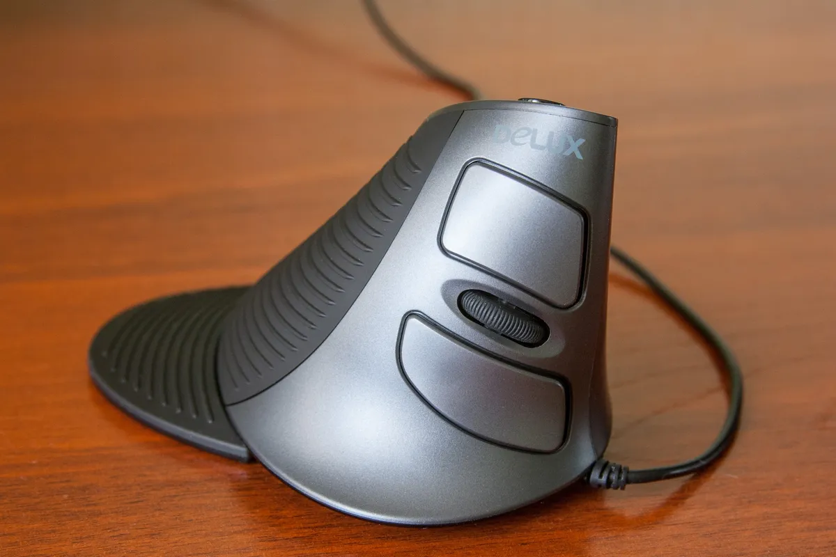 A vertical mouse oriented in a handshake position