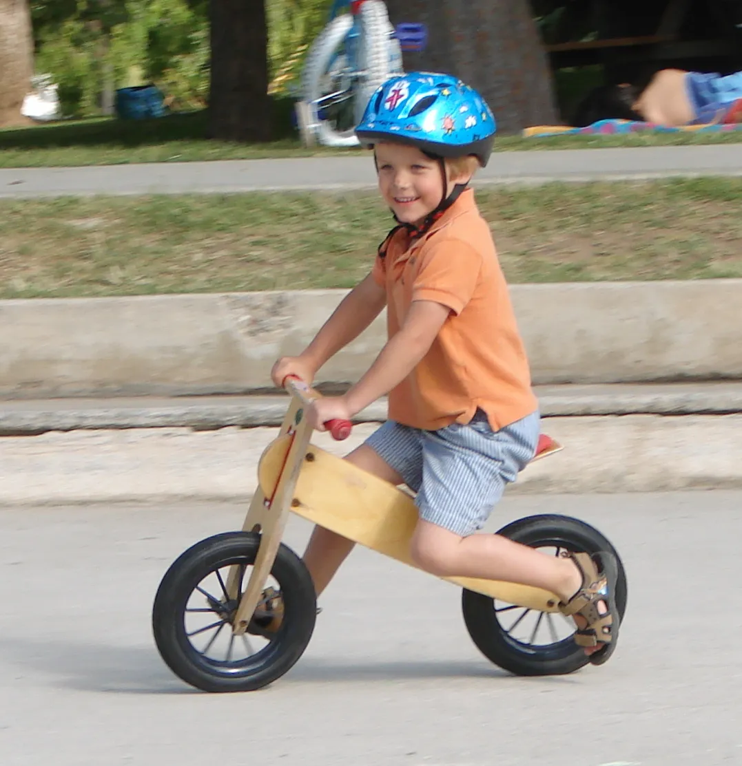 Kids balance bike with adjustable saddle