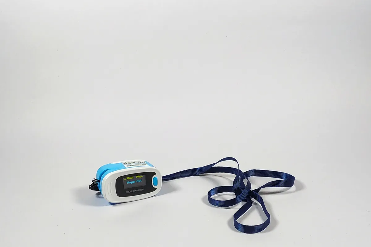 Fingertip pulse oximeter device displaying oxygen saturation and heart rate readings