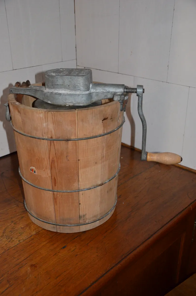 Vintage-style electric ice cream maker with crank mechanism