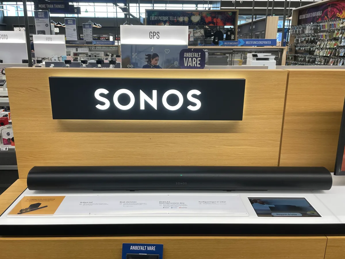 Sonos soundbar and speaker system in a home entertainment setup