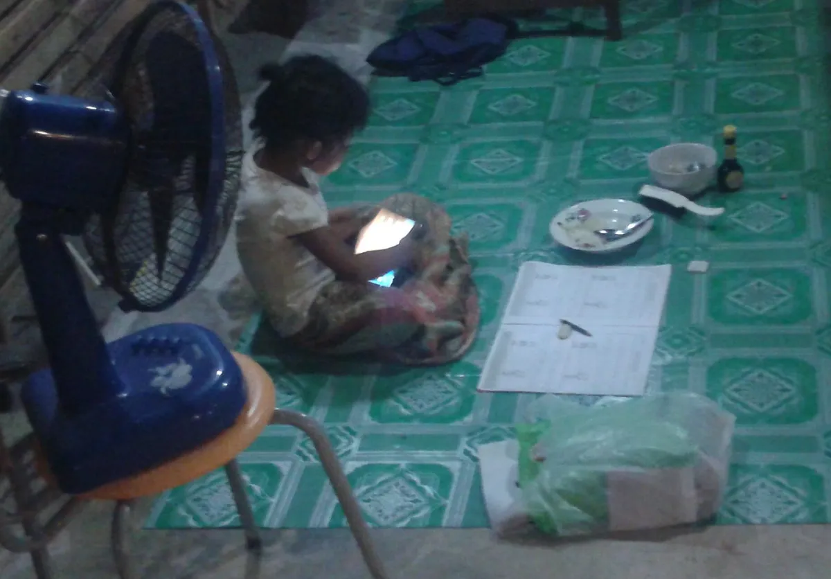Child using a low-cost tablet computer
