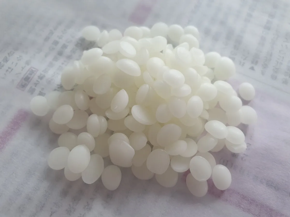 Beeswax pellets used as the coating material for reusable cotton food wraps