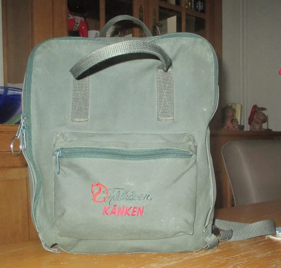 Fjällräven Kånken backpack showing the flat shoulder straps and logo patch