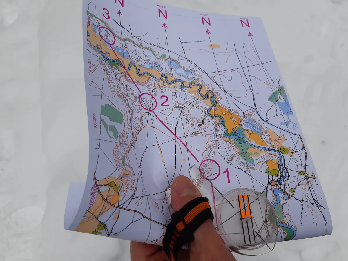 A thumb compass with a map, the minimal alternative to a baseplate model