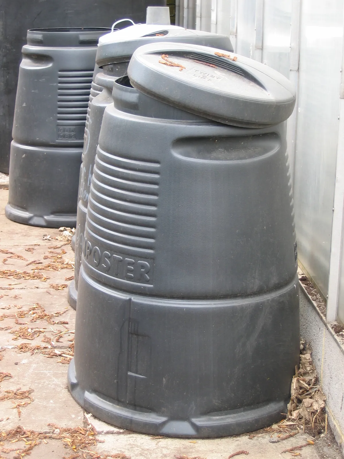 220 L Compost Bin Review: 14 Months With a Probe Thermometer