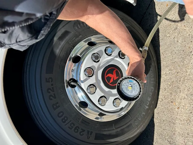 Checking air pressure at a front wheel valve