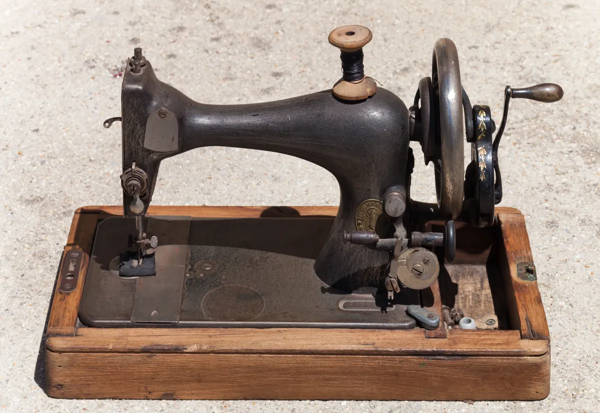 Singer sewing machine seen from the front with thread and spool in place
