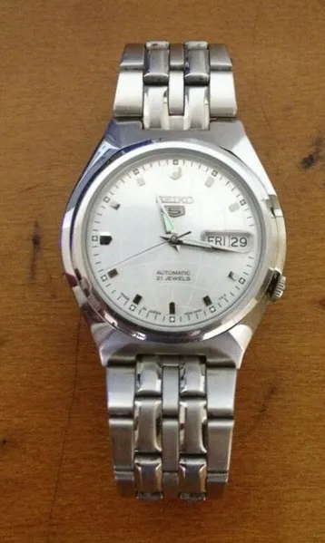 A Seiko automatic dial marked with its jewel count, a specification that says little about quality