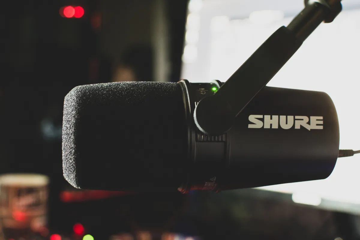Shure MV7 USB/XLR podcast microphone, a common alternative to the SM7B